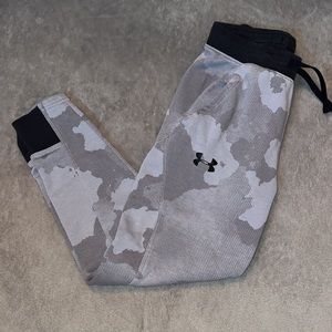 UNDER ARMOUR GRAY CAMO JOGGERS